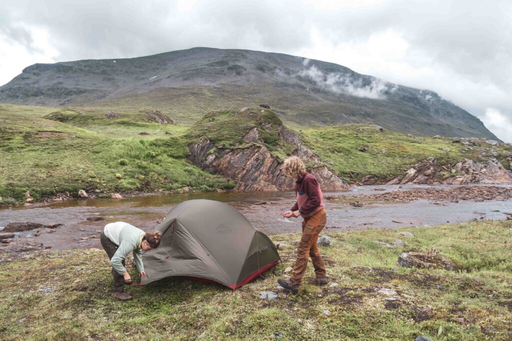 Tent opzetten naast de rivier