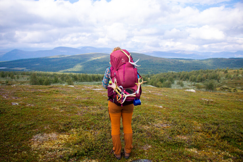 Trots hangen we de gevonden rendierengeweien aan ons tas