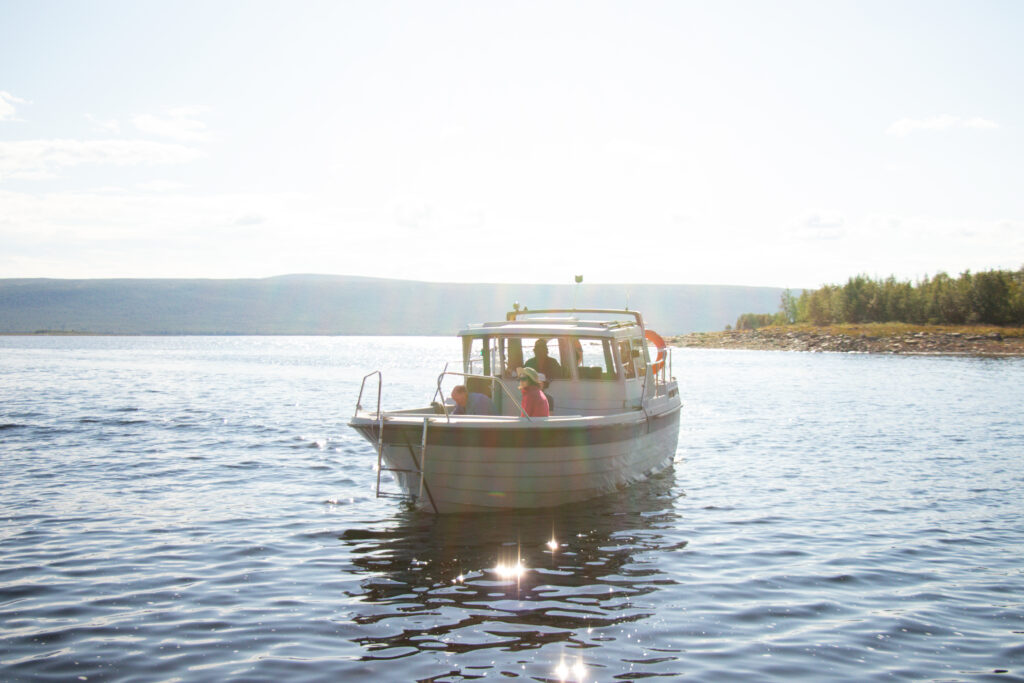 De boot brengt ons terug naar het vasteland