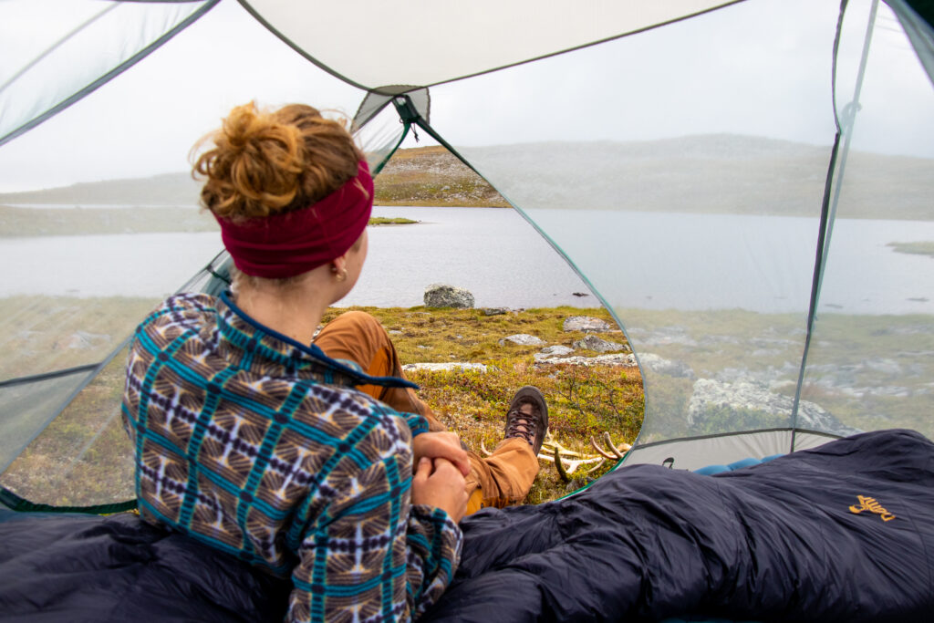 Onderweg kamperen bij een meer